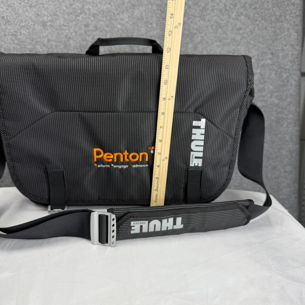 Thule Stravan Messenger Bag Black Laptop Case Penton Logo Adjustable Strap 17in